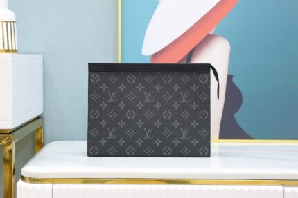 France Original leatherM61692 
✄ size: 27*21*6cm
The fashionable and compact clutch bag series. As a handbag, it is multi-functional and has full appearance. It has diverse functions. It can be placed as a travel bag in a bag, or held in your hand and used as a handbag. It is handsome and low-key. Taste, a must-have for men!