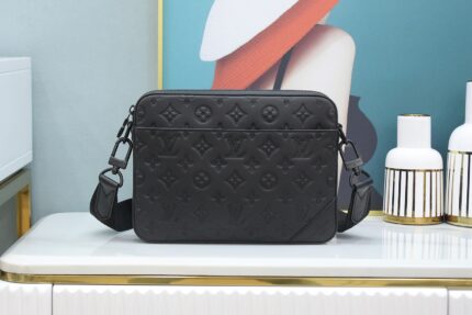 ️size️
The DUO mailman bag has classic pattern embossing on Monogram Shadow leather. Compared with the iconic presbyopic Haig series, it is more low-key, calm and elegant, making people look more meaningful!