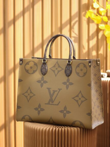Large new modelM45320 France Original leather/Chungang Hardware 
ˇsize: 41*34*19cm️
The new onthego tote tote bag, this year's Dahua series is particularly popular. The classic colors have always attracted every woman's heart to plant grass. The large colors are more fashionable and high-end. The shape of the shopping bag is a must-have bag for every woman. This time, the new version changes the shoulder strap to a leather design, which is even more powerful and looks more textured!