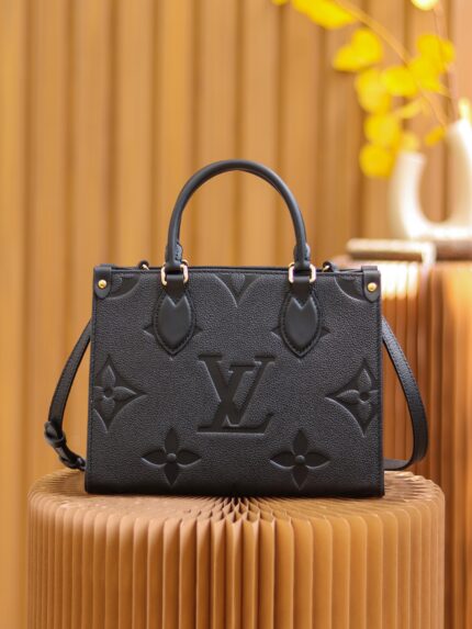 trumpetM45653 Genuine leather/Chungang Hardware 
size: 25*19*11.5cm
The brand-new gives people a new feeling, a classic iconic shape, but it uses calfskin with a pattern printed and then embossed, which looks more advanced and fashionable. This size is a benefit for smaller people, making it smaller and more cute!
