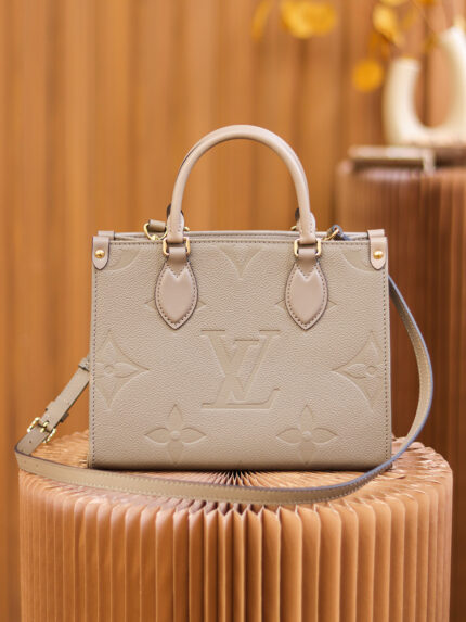 trumpetM45660 Genuine leather/Chungang Hardware
size: 25*19*11.5cm
The brand-new gives people a new feeling, a classic iconic shape, but it uses calfskin with a pattern printed and then embossed, which looks more advanced and fashionable. This size is a benefit for smaller people, making it smaller and more cute!