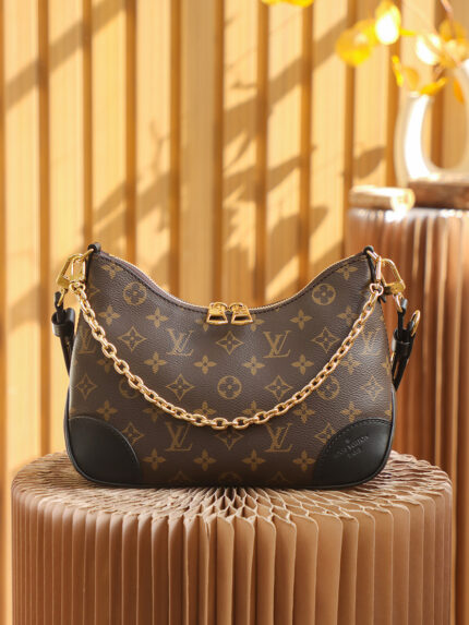 croissants M45831  French original leather Chungang Hardware
Favorite hot series size:29*16*9.5cm  
The king of hot items, but it has always been a hard-to-find collection, and its popularity remains undiminished. It is retro and fashionable and practical. The simple design of the presbyopic elements and the most classic colors at the four corners make it possible to win without a fight! The exquisite combination of the chain gives it a different overall feeling! The shoulder strap has been added with adjustable and multiple back methods. The overall bag is more fashionable. It is a more attractive piece, which is really amazing!