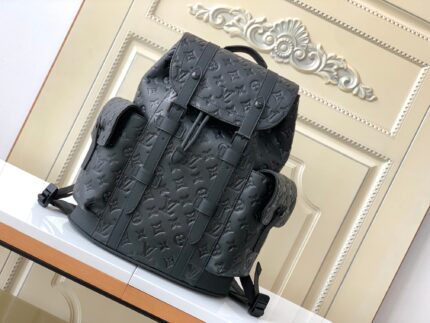 Haiyuan Outer Single, Solid Home Photo] Small backpack M20899 This Christopher backpack condenses the classic design size and continues iconic elements such as side pockets and snap shoulder straps. Pure Taurillon leather is embossed with traditional Monogram patterns and has a tablet inner pocket, providing a modern way to carry daily needs.
Small size 32x39x12cm (length x height x width)