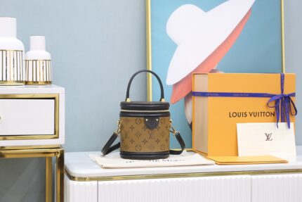 M43986 France Original material/Quangang Hardware 
size: 15*17* 15cm draws on the long-standing Cannes cosmetic case shape and combines the design of daily necessities. The entire bag body is full of classic appearance with traditional characteristics. It also has retro and fashionable design elements. The very exquisite design, coupled with the handheld shape, allows you to have a concave shape artifact every day. The precise details and the full flavor are perfect. It is just the essence of ZP!!