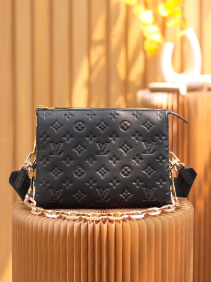 M57790 French original leather/Chungang Hardware 
size: 26*20*12
New bags in the spring and summer series continue to be screened by major bloggers and celebrities. Coussin means "pillow" in French. This lambskin feels as soft as a pillow. With detachable wide shoulder straps and metal chain ⛓, it is both soft and soft!