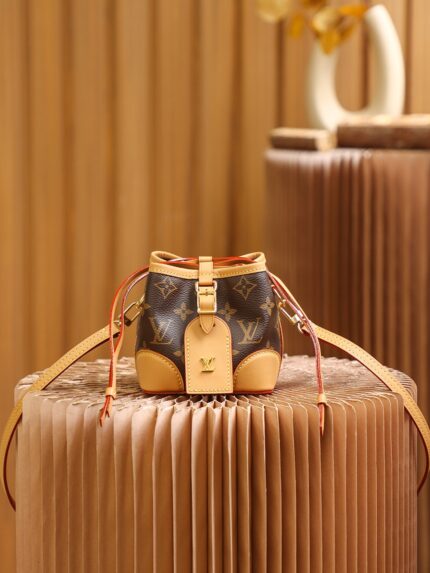 small bucket #M57099#Exemption from inspection
▪ˇ size: 11.5*12*11.5cm▪ˇ
The small one is very exquisite and is called the "hot and out-of-stock king"
Its appearance captured everyone's love for it,
 small bucket烧麦造型，简单的造型却超级百搭精致，
Although it is a bag, the capacity is veryˇ
Shoulder and anticlinal straps are very daily, and twisting them with hands is very touching. You must start this steamed wheat bun. The wife is so beautiful that I will never regret buying the series, which continues the classic retro and casual feeling!