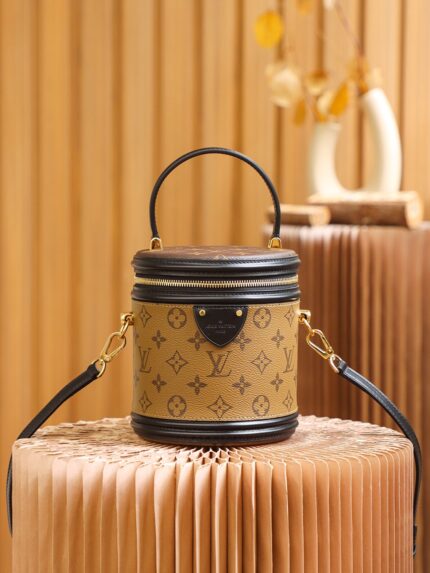 Inspection-free upgraded version#M43986# 
size: 15*17*15cm️️
Drawing on the long-standing makeup box shape, 
The versatile cylinder bag was named "Fortune Bucket"
Fashion is a kind of reincarnation. I really love the rich bucket shape that is never tired of watching. It is completely suitable for concave shapes. It has huge capacity. It has the appearance of a star's ace product, portable temperament, shoulder and back atmosphere, cross-slung fashion, a variety of shapes, casual Concave, the face value of the Zhenxiang series!
