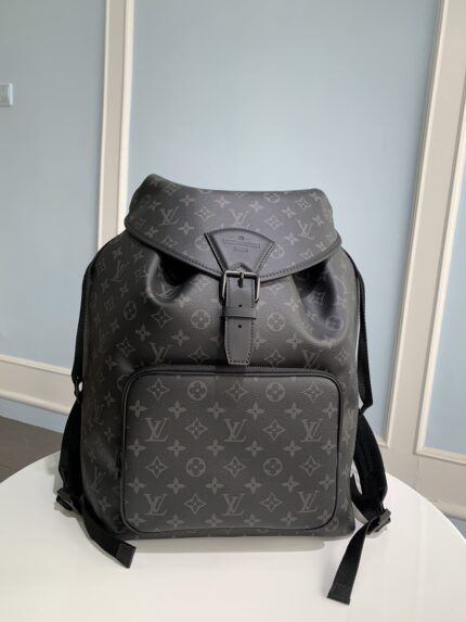 The top-of-the-line original M46683 This Montsouris backpack is made of Monogram Eclipse canvas with cow leather trim. It is secured by drawstring and magnetic buckle straps. The large zippered front pocket is easy to access when traveling, and the shoulder straps can be adjusted for a comfortable carry experience. 32 x 40 x 19 cm
(Length x Height x Width)