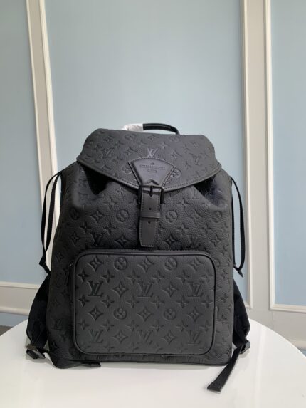 Top original order [MONTSOURIS backpack] M23127 black (embossed)

This Montsouris backpack is embossed with a Monogram pattern on Taurillon leather and incorporates elegance with calm metal parts. The zippered front pocket is convenient for easy access to accompanying items, and the padded compartment and interior sticker pocket are fully functional.

size: 32 x 40 x 19 cm.