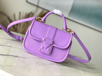 Top original order ✨M22721 taro purple
This Zst Hide & Seek handbag paints bright hues of Epi leather and traces its roots to Louis Vuitton's collection with a Toron roll-on handle and a leather-wrapped S-lock buckle. Detachable shoulder straps are easy to carry or cross-section, allowing you to travel gracefully around day and night.

21 x 15 x 8 cm 
(Length x Height x Width)