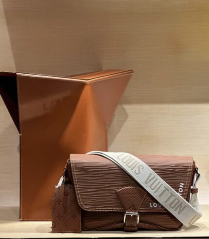 [Montsouris Postman Handbag] M23097 Brown (Ripple) model picture.