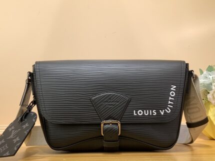 Top-level original foreign order ✨ [Montsouris messenger bag] M23097 black

This spacious Aly Montsouris messenger bag is made of soft calfskin and decorated with the brand's Epi embossed pattern, giving a modern look. The bag is equipped with multiple pockets and compartments for easy access to necessities, and is equipped with iconic textile shoulder straps and buckles made from the collection, reflecting the distinctive Louis Vuitton style. The design is light and soft, making it ideal for carrying on a slanting back.

size: 34 x 19 x 11 cm.