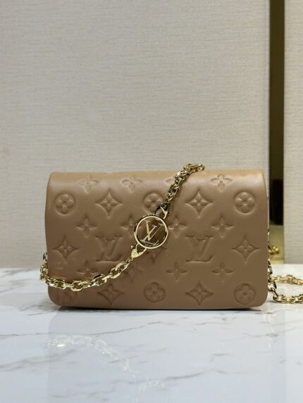 M82162 Apricot
All-leather chain bag series POCHETTE COUSSIN handbags Pochette Coussin handbags are made of soft sheepskin leather, which is embossed with Monogram to create a fluffy texture like a pillow, and together with the close-fitting configuration creates a comfortable back carrying experience. The Louis Vuitton logo embellishes a removable chain and is suitable for hand, shoulder or waist. 20 x 14 x 8 centimeters.
