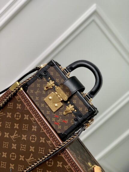 M46755, duty-free 
Nicolas Ghesquière adds a new top handle to the Petite Malle Capitale handbag, slowly revealing the retro look. Monogram canvas and calm trim shape the hard case configuration, paired with dazzling S-lock latches, studs and rivets, continuing the urban trend of the past. Detachable woven chain adds a soft touch. 20.0 x 12.5 x 6.0 cm (L x H x W)