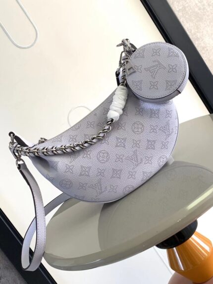 ! [Baia Moon Small Handbag] M22820 22959 (Piercing)

Made from soft pendant engraved perforated cow leather, it is added to the Mahina collection with a comfortable, close-fitting half-moon outline. Leather and metal woven handles combined with adjustable long shoulder straps provide shoulder-back and cross-body options, and the coin purse has rich details.

size: 26.0 x 17.0 x 7.5 cm