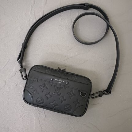 Camera bag Hard to find a bag ❗ˇ ❗ˇ The rate of knocking bags out of the street is zero. It is super wearable, super versatile, and super practical. Men and women have the same style and high-end close their eyes.

size: 11×18.5×6.5cm