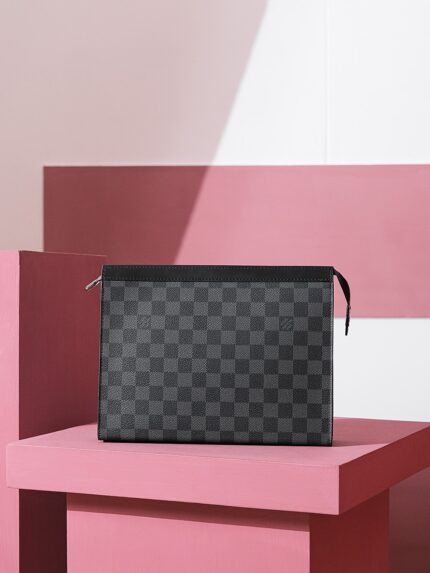 series N41696Exemption from inspection# PJ/
✄ size: 27*21*6cm
The fashionable and compact clutch bag series. As a handbag, it is multi-functional and has full appearance. It has diverse functions. It can be placed as a travel bag in a bag, or held in your hand and used as a handbag. It is handsome and low-key. Taste, a must-have for men!