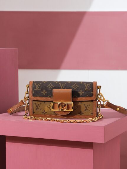 Daphne Series
 46757 Gaoding Exemption Edition #
❑ size:21*12*5 ❑ 
Hot model Fairy Beauty Pack!
Retro and eye-catching! Elegant and atmospheric, the horizontal package type is more recognizable, and its popularity is beyond expectations!
There are a variety of back styles, and it can be easily matched regardless of whether it is worn in various styles. The interior is separated into the inner lining, completely solving the daily capacity! Known as the "most beautiful mailman bag"