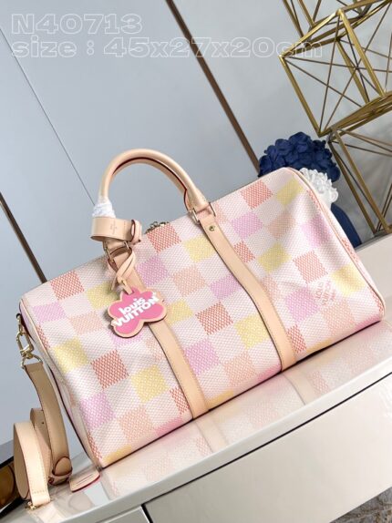 [Exclusive real shot of N40713 pink grid] This Keepall 45 Bandoulière handbag is made of Damierlicious-coated canvas. The charming giant Damier pattern combines four different soft tones. This cabin-sized bag features a cowhide top handle, transverse reinforcement straps and a removable name tag. Removable and adjustable leather strap allows for shoulder support. size：45x27x20cm