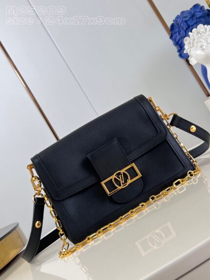 [Exclusive real shot of M25209 black] This Dauphine Soft medium handbag was created by creative director Nicolas Ghesquière and will be unveiled at the spring and summer 2024 show in a new loose configuration. The Dauphine handbag is embellished with a soft cowhide leather body, including chic buckles, detachable chain belts and stylish leather shoulder straps.
24 x 17 x 9 cm (length x height x width)