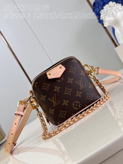 [Exclusive real shot of M47096 presbyopic] This Just In Case handbag from the spring and summer 2024 collection is reinterpreted by designer Nicolas Ghesquière to reinterpret Louis Vuitton's travel tradition with new and fashionable gorgeous elements. The design is made of Monogram Reverse canvas. This must-have travel accessory comes in a small size combined with Louis Vuitton details, making it suitable for carrying smaller accessories and making women more personalized when traveling. 13 x 14 x 11.5 cm (length x height x width)