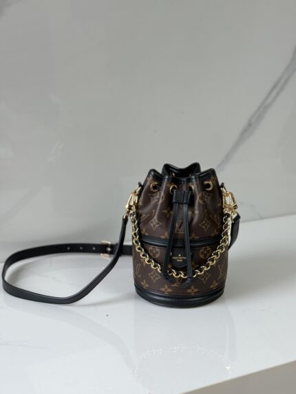 Top original order with full set of sealed packaging aircraft box Logo outer carton invoice)    The M83480 presbyopic black leather Canoe handbag is made of Monogram canvas and combines Noe handbag with Cannes handbag, combining the former's drawstring with the latter's molded bottom design, which combines trendy style and practical functions. The woven chain and leather shoulder straps can be removed for multiple back carrying methods. size: 14 × 20.5 × 14 cm