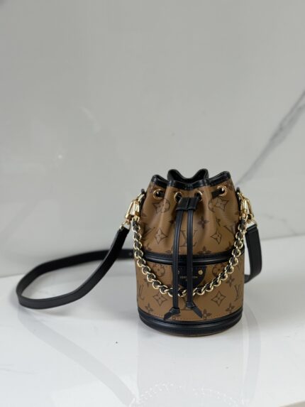 Top original order with full set of sealed packaging aircraft box Logo outer carton invoice)    The M83480 yellow-yellow black leather Canoe handbag is made from Monogram canvas and combines the Noe handbag with the Cannes handbag, combining the former's drawstring with the latter's molded bottom design, which combines trendy style and practical functions. The woven chain and leather shoulder straps can be removed for multiple back carrying methods. size: 14 × 20.5 × 14 cm