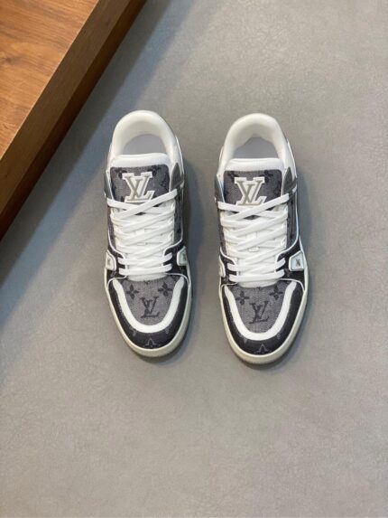 430L Luxury Trainer Casual Sneakers This sneaker uses Damier grained cowhide leather to copy the two classic textures of Damier canvas, making the complex craftsmanship of the upper even more eye-catching, and the creative rubber-injected outsole upgrades the comfort experience. The checkerboard design is simple, and the technology rubber outsole is equipped with an innovative gel inner pad for outstanding comfort. The outsole is decorated with a Monogram Flowers pattern. Classic basketball shoes!
Size: 39-44 (customized for 38, 45, 46)